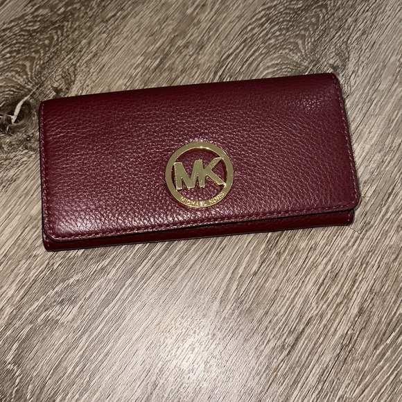 Michael Kors Jet Set Burgundy Shoulder Bag with Matching Wallet - Picture 9 of 10